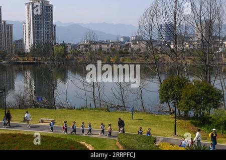 230321 -- HANGZHOU, 21 marzo 2023 -- i bambini si divertono durante una gita primaverile in un parco circondato dal fiume Songyin nella contea di Songyang di Lishui, nella provincia di Zhejiang nella Cina orientale, 15 marzo 2023. La provincia di Zhejiang ha considerato la gestione dell'ambiente idrico come priorità assoluta nella costruzione ecologica, elevando la qualità dell'acqua di centinaia di laghi e fiumi e stabilendo siti di attività civica sul lungomare. CHINA-ZHEJIANG-WATER-ENVIRONMENT-MANAGEMENT CN XUXYU PUBLICATIONXNOTXINXCHN Foto Stock