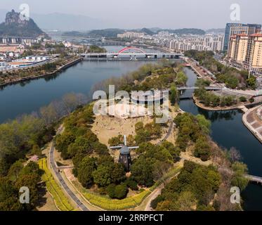 230321 -- HANGZHOU, 21 marzo 2023 -- questa foto aerea scattata il 15 marzo 2023 mostra la vista di un parco circondato dal fiume Songyin nella contea di Songyang di Lishui, nella provincia di Zhejiang nella Cina orientale. La provincia di Zhejiang ha considerato la gestione dell'ambiente idrico come priorità assoluta nella costruzione ecologica, elevando la qualità dell'acqua di centinaia di laghi e fiumi e stabilendo siti di attività civica sul lungomare. CHINA-ZHEJIANG-WATER-ENVIRONMENT-MANAGEMENT CN XUXYU PUBLICATIONXNOTXINXCHN Foto Stock