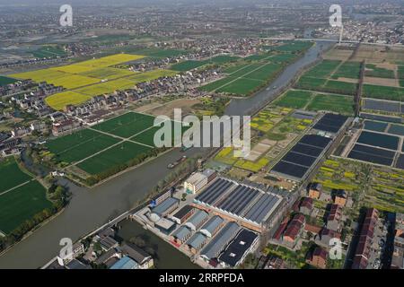 230321 -- HANGZHOU, 21 marzo 2023 -- questa foto aerea scattata il 15 marzo 2023 mostra una vista di una sezione del Canal grande Pechino-Hangzhou nel distretto di Linping di Hangzhou, nella provincia di Zhejiang nella Cina orientale. La provincia di Zhejiang ha considerato la gestione dell'ambiente idrico come priorità assoluta nella costruzione ecologica, elevando la qualità dell'acqua di centinaia di laghi e fiumi e stabilendo siti di attività civica sul lungomare. CHINA-ZHEJIANG-WATER-ENVIRONMENT-MANAGEMENT CN HUANGXZONGZHI PUBLICATIONXNOTXINXCHN Foto Stock