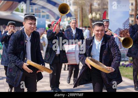 230322 -- TASHKENT, 22 marzo 2023 -- la gente partecipa agli eventi per celebrare Nowruz a Tashkent, capitale dell'Uzbekistan, 21 marzo 2023. Foto di Georgiy Namazov/Xinhua UZBEKISTAN-TASHKENT-NOWRUZ-CELEBRATION LixAo PUBLICATIONxNOTxINxCHN Foto Stock