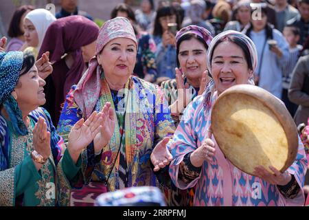 230322 -- TASHKENT, 22 marzo 2023 -- la gente partecipa agli eventi per celebrare Nowruz a Tashkent, capitale dell'Uzbekistan, 21 marzo 2023. Foto di Georgiy Namazov/Xinhua UZBEKISTAN-TASHKENT-NOWRUZ-CELEBRATION LixAo PUBLICATIONxNOTxINxCHN Foto Stock