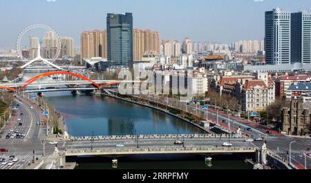 230322 -- XINING, 22 marzo 2023 -- questa foto aerea scattata il 26 marzo 2022 mostra i ponti sul fiume Haihe nel nord della Cina a Tianjin. Xinhua titoli: La Cina utilizza innovazioni tecnologiche per rafforzare la protezione delle risorse idriche SunxFanyue PUBLICATIONxNOTxINxCHN Foto Stock