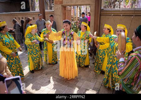 230322 -- TASHKENT, 22 marzo 2023 -- la gente partecipa agli eventi per celebrare Nowruz a Tashkent, capitale dell'Uzbekistan, 21 marzo 2023. Foto di Georgiy Namazov/Xinhua UZBEKISTAN-TASHKENT-NOWRUZ-CELEBRATION LixAo PUBLICATIONxNOTxINxCHN Foto Stock