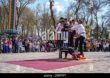 230322 -- TASHKENT, 22 marzo 2023 -- la gente partecipa agli eventi per celebrare Nowruz a Tashkent, capitale dell'Uzbekistan, 21 marzo 2023. Foto di Georgiy Namazov/Xinhua UZBEKISTAN-TASHKENT-NOWRUZ-CELEBRATION LixAo PUBLICATIONxNOTxINxCHN Foto Stock