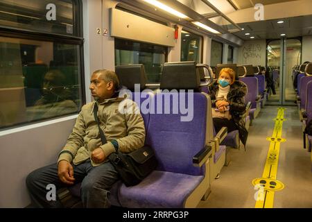 230322 -- ATENE, 22 marzo 2023 -- i passeggeri di un treno aspettano la partenza alla stazione centrale di Atene, Grecia, il 22 marzo 2023. I treni passeggeri e merci hanno gradualmente ripreso il servizio in Grecia mercoledì, tre settimane dopo un incidente nel centro del paese che ha causato 57 morti. GRECIA-ATENE-SERVIZI FERROVIARI-RIPRESA MariosxLolos PUBLICATIONxNOTxINxCHN Foto Stock