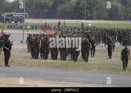 230323 -- KAMPONG CHHNANG, 23 marzo 2023 -- i soldati cambogiani partecipano all'esercitazione militare congiunta Cambogia-Cina Golden Dragon 2023 presso il Royal Gendarmerie Training Center in Cambogia, 23 marzo 2023. L'esercitazione militare congiunta è iniziata qui giovedì, concentrandosi sulle operazioni di sicurezza per i grandi eventi e il salvataggio umanitario. Il generale Hun Manet, vice comandante in capo delle forze armate reali cambogiane e comandante dell'esercito reale cambogiano della Cambogia, e il maggiore generale Chen Mintian, vice capo di stato maggiore del comando Teatro meridionale dell'Esercito popolare cinese di liberazione, attende Foto Stock