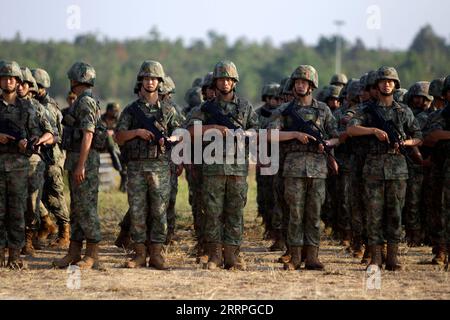 230323 -- KAMPONG CHHNANG, 23 marzo 2023 -- soldati cinesi partecipano all'esercitazione militare congiunta Cambogia-Cina Golden Dragon 2023 presso il Royal Gendarmerie Training Center in Cambogia, 23 marzo 2023. L'esercitazione militare congiunta è iniziata qui giovedì, concentrandosi sulle operazioni di sicurezza per i grandi eventi e il salvataggio umanitario. Parteciparono il generale Hun Manet, vice comandante in capo delle forze armate reali cambogiane e comandante dell'esercito reale cambogiano della Cambogia, e il maggiore generale Chen Mintian, vice capo di stato maggiore del comando Teatro meridionale dell'Esercito Popolare di Liberazione Cinese Foto Stock