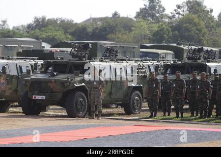 230323 -- KAMPONG CHHNANG, 23 marzo 2023 -- soldati e attrezzature militari per l'esercitazione militare congiunta Cambogia-Cina Golden Dragon 2023 sono raffigurati al Royal Gendarmerie Training Center in Cambogia, 23 marzo 2023. L'esercitazione militare congiunta è iniziata qui giovedì, concentrandosi sulle operazioni di sicurezza per i grandi eventi e il salvataggio umanitario. Il generale Hun Manet, vice comandante in capo delle forze armate cambogiane reali e comandante dell'esercito reale cambogiano della Cambogia, e il maggiore generale Chen Mintian, vice capo di stato maggiore del Southern Theater Command del popolo cinese S L Foto Stock