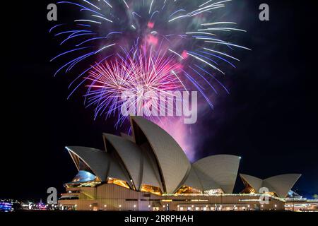 News Bilder des Tages 230325 -- SYDNEY, 25 marzo 2023 -- la Sydney Opera House va al buio durante l'evento Earth Hour a Sydney, Australia, 25 marzo 2023. I luoghi di interesse dell'Australia, tra cui la Sydney Opera House e il Sydney Harbor Bridge, si sono oscurati per un'ora il sabato sera come parte di un movimento globale per sensibilizzare sui cambiamenti climatici e la perdita della natura. Earth Hour 2023 mira a sensibilizzare l'opinione pubblica sull'importanza degli alberi e della natura per la fauna selvatica, le comunità e il benessere fisico e mentale delle persone. Foto di /Xinhua AUSTRALIA-SYDNEY-EARTH HOUR HuxJingchen PUBLICATIONxNOTxINxCHN Foto Stock