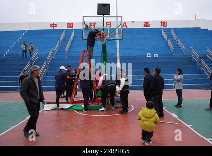 230325 -- TAIJIANG, 25 marzo 2023 -- il personale ha preparato il cesto prima di una partita di basket tra il Team Tongren e il Team Qiandongnan tenutasi nel villaggio di Taipan, contea di Taijiang, nella provincia di Guizhou, nella Cina sud-occidentale, il 25 marzo 2023. Village Basketball Association o Village BA , è un torneo di pallacanestro di base che si svolge nel villaggio di Taipan. Organizzato da residenti locali, questo evento ha guadagnato popolarità nel corso degli anni e attira una grande folla di spettatori e partecipanti. Il torneo mette in mostra la passione e le abilità dei giocatori di basket delle zone rurali, mentre competono e dimostrano la loro t Foto Stock