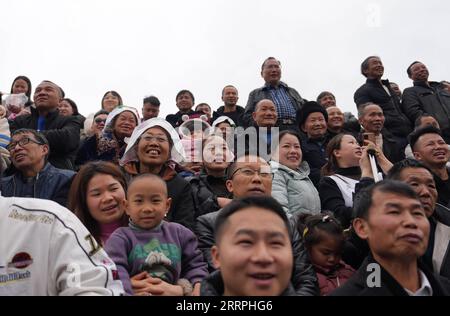 230325 -- TAIJIANG, 25 marzo 2023 -- gli abitanti del villaggio si riuniscono prima di una partita di basket tra il Team Tongren e il Team Qiandongnan tenutasi nel villaggio di Taipan, contea di Taijiang, provincia di Guizhou, nella Cina sud-occidentale, il 25 marzo 2023. Village Basketball Association o Village BA , è un torneo di pallacanestro di base che si svolge nel villaggio di Taipan. Organizzato da residenti locali, questo evento ha guadagnato popolarità nel corso degli anni e attira una grande folla di spettatori e partecipanti. Il torneo mette in mostra la passione e le abilità dei giocatori di basket delle zone rurali, mentre competono e dimostrano il loro lavoro di squadra Foto Stock