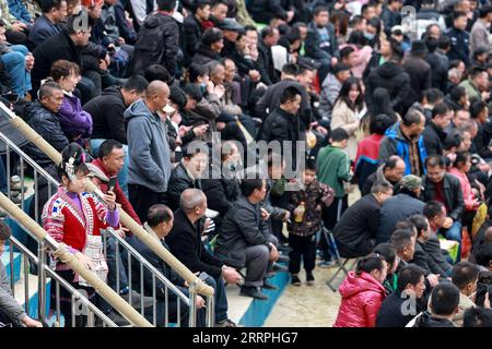 230325 -- TAIJIANG, 25 marzo 2023 -- gli abitanti del villaggio si riuniscono prima di una partita di basket tra il Team Tongren e il Team Qiandongnan tenutasi nel villaggio di Taipan, contea di Taijiang, provincia di Guizhou, nella Cina sud-occidentale, il 25 marzo 2023. Village Basketball Association o Village BA , è un torneo di pallacanestro di base che si svolge nel villaggio di Taipan. Organizzato da residenti locali, questo evento ha guadagnato popolarità nel corso degli anni e attira una grande folla di spettatori e partecipanti. Il torneo mette in mostra la passione e le abilità dei giocatori di basket delle zone rurali, mentre competono e dimostrano il loro lavoro di squadra Foto Stock