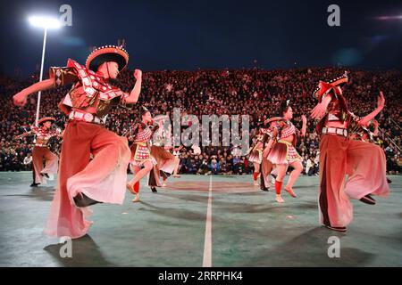 230325 -- TAIJIANG, 25 marzo 2023 -- gli artisti ballano prima di una partita di basket tra il Team Tongren e il Team Qiandongnan tenutasi nel villaggio di Taipan, nella contea di Taijiang, nella provincia di Guizhou, nella Cina sud-occidentale, il 25 marzo 2023. Village Basketball Association o Village BA , è un torneo di pallacanestro di base che si svolge nel villaggio di Taipan. Organizzato da residenti locali, questo evento ha guadagnato popolarità nel corso degli anni e attira una grande folla di spettatori e partecipanti. Il torneo mette in mostra la passione e le abilità dei giocatori di basket delle zone rurali, mentre competono e dimostrano il loro lavoro di squadra Foto Stock