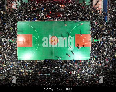 230325 -- TAIJIANG, 25 marzo 2023 -- una foto personale scattata il 25 marzo 2023 mostra una partita di basket tra il Team Tongren e il Team Qiandongnan tenutasi nel villaggio di Taipan, nella contea di Taijiang, nella provincia di Guizhou nella Cina sud-occidentale. Village Basketball Association o Village BA , è un torneo di pallacanestro di base che si svolge nel villaggio di Taipan. Organizzato da residenti locali, questo evento ha guadagnato popolarità nel corso degli anni e attira una grande folla di spettatori e partecipanti. Il torneo mette in mostra la passione e le abilità dei giocatori di basket delle zone rurali, mentre competono e dimostrano la loro squadra Foto Stock