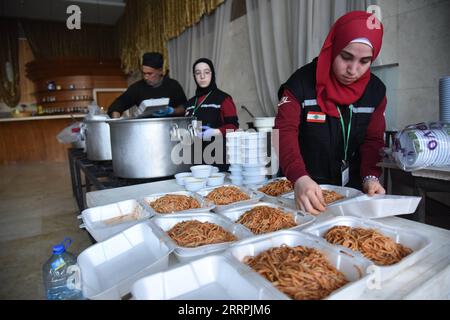 230328 -- TRIPOLI, 28 marzo 2023 -- i volontari di un ente di beneficenza locale preparano pasti Iftar gratuiti da distribuire durante il mese sacro musulmano del Ramadan a Tripoli, Libano settentrionale, 27 marzo 2023. Foto di /Xinhua LEBANON-TRIPOLI-RAMADAN-CHARITY-FOOD KhaledxHabashiti PUBLICATIONxNOTxINxCHN Foto Stock