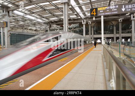 230331 -- XIONG AN, 31 marzo 2023 -- Un treno ad alta velocità parte per Pechino dalla stazione ferroviaria di Xiong An nella nuova area di Xiong An, nella provincia di Hebei nella Cina settentrionale, 22 marzo 2023. Situata a circa 100 km a sud-ovest di Pechino, la Xiong An New area è stata progettata come uno dei principali destinatari di funzioni precedentemente situate a Pechino, ma che non sono essenziali per il suo ruolo di capitale della Cina. CHINA-HEBEI-XIONG AN-CONSTRUCTION CN MUXYU PUBLICATIONXNOTXINXCHN Foto Stock