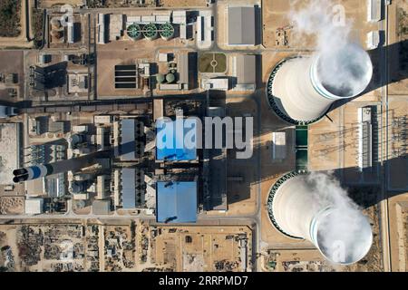 230401 -- THARPARKAR, 1 aprile 2023 -- questa foto aerea scattata il 28 febbraio 2023 mostra la vista del progetto di integrazione dell'elettricità del carbone Thar Coal Block-i nella provincia di Sindh, Pakistan. Il progetto Thar Coal Block-i Coal Electricity Integration, un progetto di cooperazione energetica nell'ambito del corridoio economico Cina-Pakistan CPEC, è stato recentemente inaugurato formalmente dal primo ministro pakistano Shahbaz Sharif dopo che è stato ufficialmente messo in funzione all'inizio di febbraio. Ha la capacità di soddisfare la domanda di elettricità di 4 milioni di famiglie in Pakistan. PER ANDARE CON FEATU Foto Stock