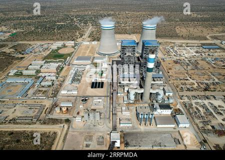 230401 -- THARPARKAR, 1 aprile 2023 -- questa foto aerea scattata il 28 febbraio 2023 mostra la vista del progetto di integrazione dell'elettricità del carbone Thar Coal Block-i nella provincia di Sindh, Pakistan. Il progetto Thar Coal Block-i Coal Electricity Integration, un progetto di cooperazione energetica nell'ambito del corridoio economico Cina-Pakistan CPEC, è stato recentemente inaugurato formalmente dal primo ministro pakistano Shahbaz Sharif dopo che è stato ufficialmente messo in funzione all'inizio di febbraio. Ha la capacità di soddisfare la domanda di elettricità di 4 milioni di famiglie in Pakistan. PER ANDARE CON FEATU Foto Stock