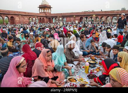 230404 -- NUOVA DELHI, 4 aprile 2023 -- la gente aspetta di rompere velocemente durante il mese sacro del Ramadan nella storica grande moschea Jama Masjid a nuova Delhi, India, 3 aprile 2023. INDIA-NUOVA DELHI-RAMADAN-CELEBRATION JavedxDar PUBLICATIONxNOTxINxCHN Foto Stock