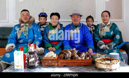 230403 -- XILINGOL LEAGUE, 3 aprile 2023 -- questa foto non datata mostra i membri della famiglia del pastore Tsogdelger 1st L, tra cui suo figlio Hanagar, sua madre Orolma, suo padre Tumenbayar, sua figlia Halgian e sua moglie Munguntuya dal 2° L al R. in primavera, la stagione più movimentata dell'anno, Tsogdelger, un allevatore del gruppo etnico mongolo, e la sua famiglia hanno bisogno di assistere con agnello e nutrire il bestiame ogni giorno. Più di 280 agnelli sono nati nella sua fattoria dal 18 marzo. Dall'inizio di quest'anno fino al marzo 30, un totale di 581.300 figli sono nati a West Ujimqin Banner, in Foto Stock