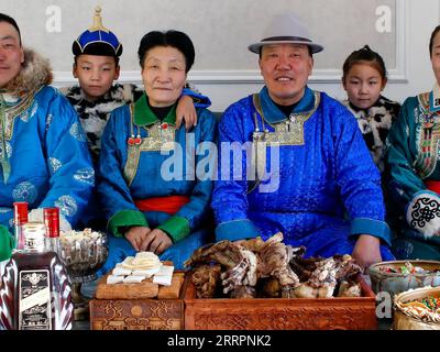 230403 -- XILINGOL LEAGUE, 3 aprile 2023 -- questa foto non datata mostra i membri della famiglia del pastore Tsogdelger 1st L, tra cui suo figlio Hanagar, sua madre Orolma, suo padre Tumenbayar, sua figlia Halgian e sua moglie Munguntuya dal 2° L al R. in primavera, la stagione più movimentata dell'anno, Tsogdelger, un allevatore del gruppo etnico mongolo, e la sua famiglia hanno bisogno di assistere con agnello e nutrire il bestiame ogni giorno. Più di 280 agnelli sono nati nella sua fattoria dal 18 marzo. Dall'inizio di quest'anno fino al marzo 30, un totale di 581.300 figli sono nati a West Ujimqin Banner, in Foto Stock