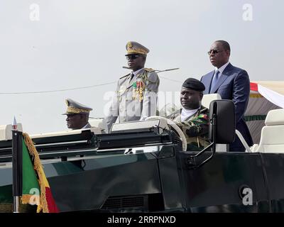 Bilder des Jahres 2023, News 04 aprile News Themen der Woche KW14 230405 - DAKAR, 5 aprile 2023 - il presidente senegalese Macky Sall 1st R partecipa a una parata militare a Dakar, in Senegal, il 4 aprile 2023. Il Senegal ha celebrato il suo 63° anniversario di indipendenza con una parata militare martedì. Foto di Matar Ndoye/Xinhua SENEGAL-DAKAR-INDEPENDENCE ANNIVERSARY-PARADE WangxZizheng PUBLICATIONxNOTxINxCHN Foto Stock