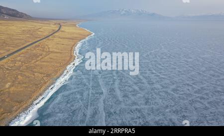 230408 -- BOLE, 8 aprile 2023 -- questa foto aerea scattata il 6 aprile 2023 mostra una vista del lago Sayram nella Prefettura autonoma mongola di Bortala, nella regione autonoma dello Xinjiang Uygur della Cina nord-occidentale. Il Lago Sayram congelato nello Xinjiang ha iniziato a scongelarsi in mezzo all'aumento delle temperature. Circondato da praterie e dai monti Tianshan, il lago attrae molti turisti ogni giorno. CHINA-XINJIANG-SAYRAM LAKE-LANDSCAPE CN LIXXIANG PUBLICATIONXNOTXINXCHN Foto Stock