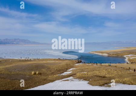 230408 -- BOLE, 8 aprile 2023 -- questa foto aerea scattata il 6 aprile 2023 mostra i turisti che visitano il lago Sayram nella Prefettura autonoma mongola di Bortala, nella regione autonoma dello Xinjiang Uygur della Cina nord-occidentale. Il Lago Sayram congelato nello Xinjiang ha iniziato a scongelarsi in mezzo all'aumento delle temperature. Circondato da praterie e dai monti Tianshan, il lago attrae molti turisti ogni giorno. CHINA-XINJIANG-SAYRAM LAKE-LANDSCAPE CN YANGXZHISEN PUBLICATIONXNOTXINXCHN Foto Stock