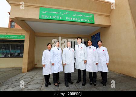 230408 -- BEN GUERIR, 8 aprile 2023 -- i membri dell'equipe medica cinese posano per una foto di gruppo al Rhamna Provincial Central Hospital di Ben Guerir, Marocco, 26 febbraio 2023. Sono un esempio vivente tra le migliaia di casi salvati dai medici cinesi in Marocco, Rachidi Imane, un medico marocchino, ha ricordato come è stata salvata al momento della nascita da un medico cinese 42 anni fa. PER ANDARE CON la caratteristica: Quando diventerò te -- il medico marocchino condivide il suo legame personale con la Cina MAROCCO-BEN GUERIR-SQUADRA MEDICA CINESE-MEDICO MAROCCHINO SuixXiankai PUBLICATIONxNOTxINxCHN Foto Stock