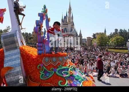 230411 -- TOKYO, 11 aprile 2023 -- la gente guarda una parata a Tokyo Disneyland nella prefettura di Chiba, Giappone, 10 aprile 2023. Tokyo Disneyland presenterà una nuova parata diurna chiamata Disney Harmony in Color sabato per svelare le festività di un anno che commemorano il suo 40° anniversario. La sfilata di 45 minuti, che include personaggi di film Disney come Zootopia Moana e Wreck-it Ralph, oltre ai favoriti di lunga data, è stata mostrata alla stampa lunedì. GIAPPONE-TOKYO-DISNEYLAND-40° ANNIVERSARIO QianxZheng PUBLICATIONxNOTxINxCHN Foto Stock