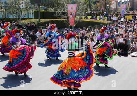 230411 -- TOKYO, 11 aprile 2023 -- gli artisti prendono parte a una parata a Tokyo Disneyland nella prefettura di Chiba, Giappone, 10 aprile 2023. Tokyo Disneyland presenterà una nuova parata diurna chiamata Disney Harmony in Color sabato per svelare le festività di un anno che commemorano il suo 40° anniversario. La sfilata di 45 minuti, che include personaggi di film Disney come Zootopia Moana e Wreck-it Ralph, oltre ai favoriti di lunga data, è stata mostrata alla stampa lunedì. GIAPPONE-TOKYO-DISNEYLAND-40° ANNIVERSARIO QianxZheng PUBLICATIONxNOTxINxCHN Foto Stock