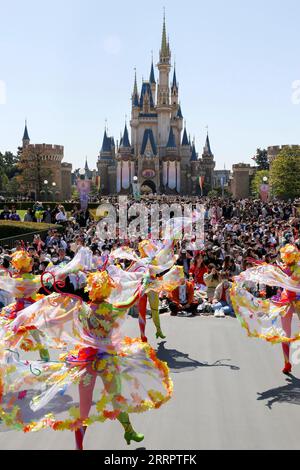 230411 -- TOKYO, 11 aprile 2023 -- gli artisti prendono parte a una parata a Tokyo Disneyland nella prefettura di Chiba, Giappone, 10 aprile 2023. Tokyo Disneyland presenterà una nuova parata diurna chiamata Disney Harmony in Color sabato per svelare le festività di un anno che commemorano il suo 40° anniversario. La sfilata di 45 minuti, che include personaggi di film Disney come Zootopia Moana e Wreck-it Ralph, oltre ai favoriti di lunga data, è stata mostrata alla stampa lunedì. GIAPPONE-TOKYO-DISNEYLAND-40° ANNIVERSARIO QianxZheng PUBLICATIONxNOTxINxCHN Foto Stock