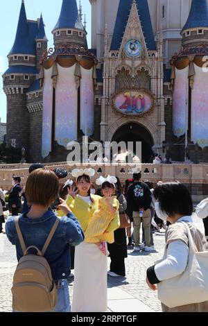 230411 -- TOKYO, 11 aprile 2023 -- i visitatori si mettono in posa per una foto a Tokyo Disneyland nella prefettura di Chiba, Giappone, 10 aprile 2023. Tokyo Disneyland presenterà una nuova parata diurna chiamata Disney Harmony in Color sabato per svelare le festività di un anno che commemorano il suo 40° anniversario. La sfilata di 45 minuti, che include personaggi di film Disney come Zootopia Moana e Wreck-it Ralph, oltre ai favoriti di lunga data, è stata mostrata alla stampa lunedì. GIAPPONE-TOKYO-DISNEYLAND-40° ANNIVERSARIO QianxZheng PUBLICATIONxNOTxINxCHN Foto Stock