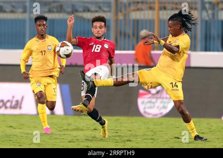 Cairo, Egitto. 8 settembre 2023. L'egiziano Mostafa Fathi (C) compete con Henok Adugna Gerba (R) dell'Etiopia durante la partita di calcio del gruppo D di qualificazione alla Coppa d'Africa 2023 tra Egitto ed Etiopia al Cairo, in Egitto, 8 settembre 2023. Credito: Ahmed Gomaa/Xinhua/Alamy Live News Foto Stock