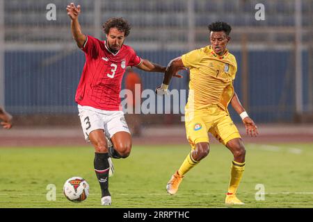 Cairo, Egitto. 8 settembre 2023. L'egiziano Mohamed Hany (L) compete con l'etiope Abel Yalew Tilahun durante la partita di calcio del gruppo D di qualificazione alla Coppa d'Africa 2023 tra Egitto ed Etiopia al Cairo, in Egitto, 8 settembre 2023. Credito: Ahmed Gomaa/Xinhua/Alamy Live News Foto Stock