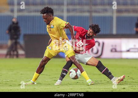 Cairo, Egitto. 8 settembre 2023. L'egiziano Marawan Attia (R) compete con Dawa Hutessa Dukele dell'Etiopia durante la partita di calcio del gruppo D di qualificazione alla Coppa d'Africa 2023 tra Egitto ed Etiopia al Cairo, in Egitto, 8 settembre 2023. Credito: Ahmed Gomaa/Xinhua/Alamy Live News Foto Stock