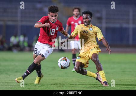 Cairo, Egitto. 8 settembre 2023. L'egiziano Mostafa Fathi (L) compete con l'etiope Remdan Yusef Mohammed durante la partita di qualificazione del gruppo D di qualificazione alla Coppa d'Africa 2023 tra Egitto ed Etiopia al Cairo, in Egitto, 8 settembre 2023. Credito: Ahmed Gomaa/Xinhua/Alamy Live News Foto Stock