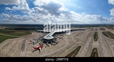 230412 -- HAIKOU, 12 aprile 2023 -- questa foto aerea scattata il 20 novembre 2021 mostra il progetto di espansione dell'aeroporto internazionale Haikou Meilan di Haikou, nella provincia di Hainan nella Cina meridionale. Xinhua titoli: Cinque anni dopo, la Cina accelera la sua strada per costruire il porto di libero scambio di Hainan YangxGuanyu PUBLICATIONxNOTxINxCHN Foto Stock