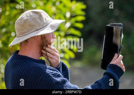 l'agricoltura utilizza la tecnologia in un'azienda agricola che è innovativa e connessa. lavorare in agricoltura in primavera Foto Stock