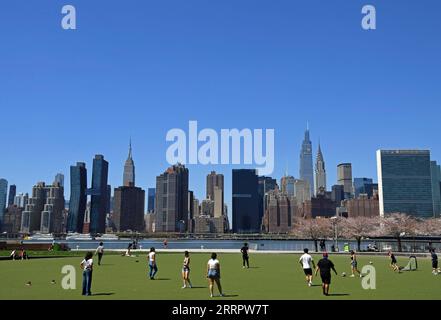 230413 -- NEW YORK, 13 aprile 2023 -- la gente gioca sport in un parco a New York, negli Stati Uniti, il 12 aprile 2023. U.S.-NEW YORK-SPRING LixRui PUBLICATIONxNOTxINxCHN Foto Stock