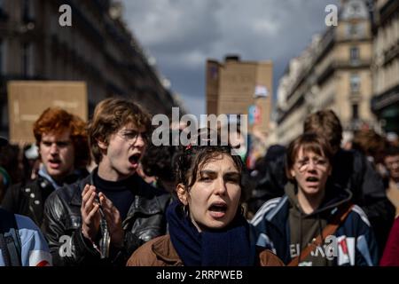 230413 -- PARIGI, 13 aprile 2023 -- la gente partecipa a una manifestazione contro un piano di riforma delle pensioni a Parigi, in Francia, il 13 aprile 2023. Circa 380.000 persone hanno partecipato alla 12a mobilitazione generale a livello nazionale organizzata dai sindacati contro il piano di riforma delle pensioni del governo, ha dichiarato giovedì il Ministero dell'interno francese. Foto di /Xinhua FRANCE-PARIS-PENSION REFORM PLAN-DEMO AurelienxMorissard PUBLICATIONxNOTxINxCHN Foto Stock