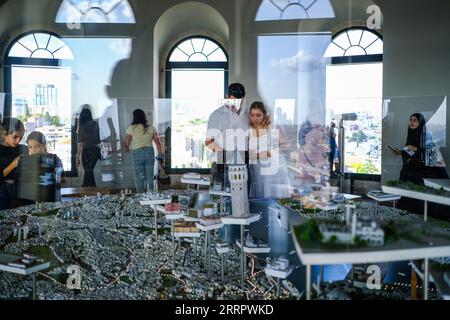 Istanbul, Turchia. 7 settembre 2023. Una giovane coppia è vista guardare il modello di Istanbul esposto all'interno della Torre Galata. Torre Galata, l'eredità storica di Istanbul dai genovesi. Credito: SOPA Images Limited/Alamy Live News Foto Stock