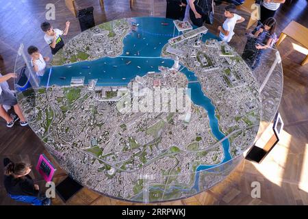 Istanbul, Turchia. 7 settembre 2023. Una vista a volo d'uccello di Istanbul esposta in forma di modello all'ultimo piano della torre. Torre Galata, l'eredità storica di Istanbul dai genovesi. Credito: SOPA Images Limited/Alamy Live News Foto Stock