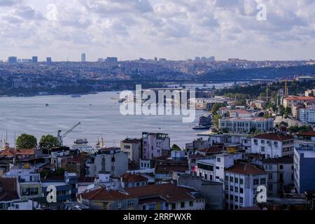 Istanbul, Turchia. 7 settembre 2023. La vista del Corno d'Oro è visibile da un altro angolo della torre. Torre Galata, l'eredità storica di Istanbul dai genovesi. (Foto di Mine Toz/SOPA Images/Sipa USA) credito: SIPA USA/Alamy Live News Foto Stock