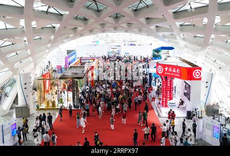 230414 -- HAIKOU, 14 aprile 2023 -- le persone visitano il terzo CICPE China International Consumer Products Expo a Haikou, capitale della provincia di Hainan della Cina meridionale, il 14 aprile 2023. L'expo ha aperto al pubblico venerdì. CHINA-HAINAN-CICPE-OPEN DAY CN FANXYUQING PUBLICATIONXNOTXINXCHN Foto Stock