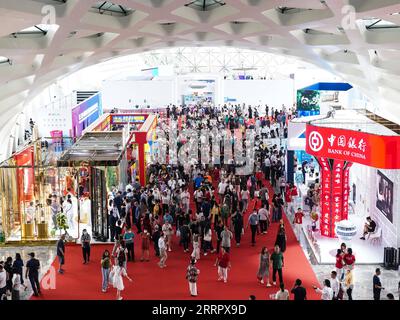 230414 -- HAIKOU, 14 aprile 2023 -- le persone visitano il terzo CICPE China International Consumer Products Expo a Haikou, capitale della provincia di Hainan della Cina meridionale, il 14 aprile 2023. L'expo ha aperto al pubblico venerdì. CHINA-HAINAN-CICPE-OPEN DAY CN FANXYUQING PUBLICATIONXNOTXINXCHN Foto Stock