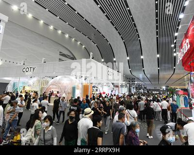 230414 -- HAIKOU, 14 aprile 2023 -- le persone visitano il terzo CICPE China International Consumer Products Expo a Haikou, capitale della provincia di Hainan della Cina meridionale, il 14 aprile 2023. L'expo ha aperto al pubblico venerdì. CHINA-HAINAN-CICPE-OPEN DAY CN YANGXGUANYU PUBLICATIONXNOTXINXCHN Foto Stock