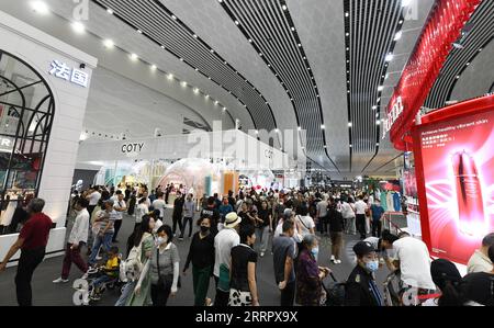 230414 -- HAIKOU, 14 aprile 2023 -- le persone visitano il terzo CICPE China International Consumer Products Expo a Haikou, capitale della provincia di Hainan della Cina meridionale, il 14 aprile 2023. L'expo ha aperto al pubblico venerdì. CHINA-HAINAN-CICPE-OPEN DAY CN YANGXGUANYU PUBLICATIONXNOTXINXCHN Foto Stock