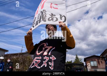 230417 -- KARUIZAWA, 17 aprile 2023 -- Un manifestante con un cartello è raffigurato vicino alla stazione Karuizawa del treno shinkansen nella prefettura di Nagano, in Giappone, il 16 aprile 2023. Il gruppo dei sette ministri degli Esteri del G7 si è riunito domenica nella località turistica centrale giapponese di Karuizawa, prefettura di Nagano, mentre la gente ha partecipato a manifestazioni per protestare contro il blocco. JAPAN-KARUIZAWA-G7 FM MEETING-PROTEST ZHANGXXIAOYU PUBLICATIONXNOTXINXCHN Foto Stock