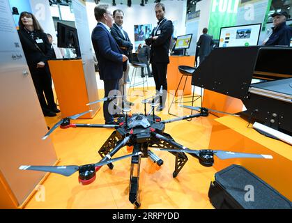 230418 -- HANNOVER GERMANIA, 18 aprile 2023 -- Un drone da trasporto viene esposto durante la Hannover Messe di Hannover, Germania, il 18 aprile 2023. Lunedì ad Hannover è stata inaugurata la fiera leader in Germania per l'ingegneria meccanica ed elettrica, con il tema della trasformazione industriale - fare la differenza. GERMANIA-HANNOVER-HANNOVER MESSE RenxPengfei PUBLICATIONxNOTxINxCHN Foto Stock